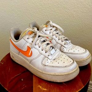 These are used Nike Air Force ones they are a size 6 and are very comfortable.